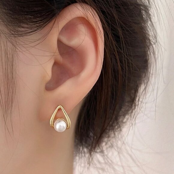 NWT 18K Gold Plated White Pearl Dainty Stud Earrings For Women - Picture 2 of 11